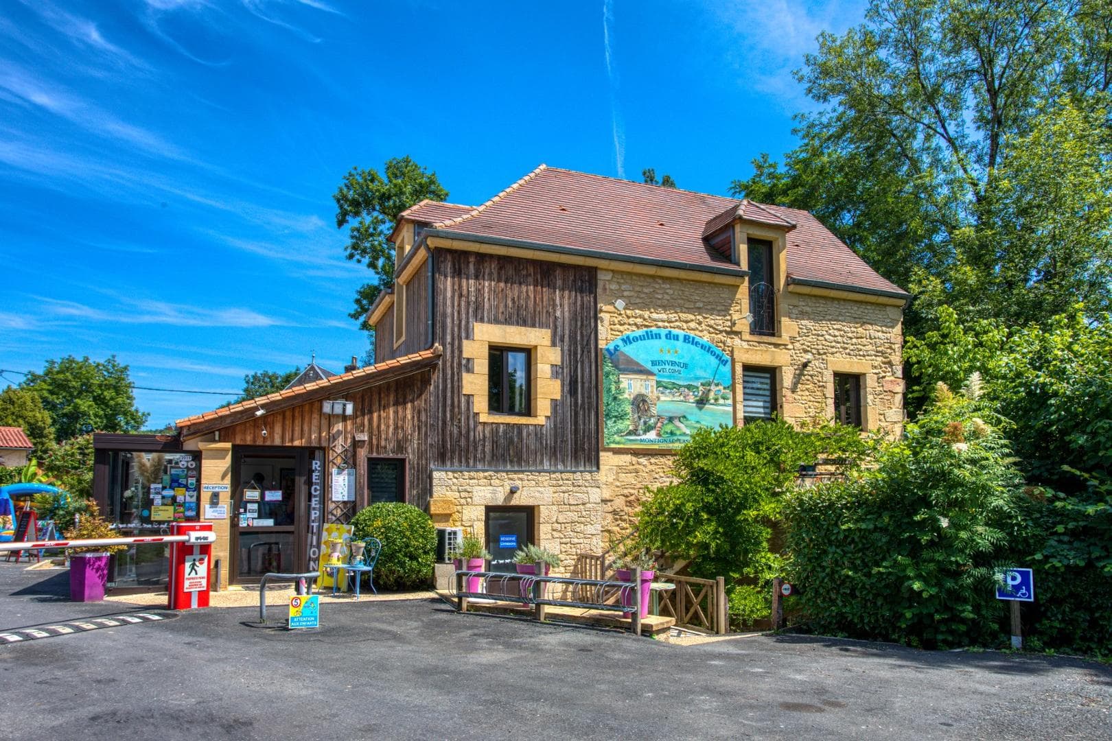 Photo de CAMPING LE MOULIN DU BLEUFOND