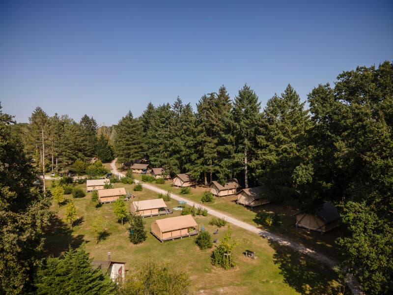 CAMPING HUTTOPIA LES CHÂTEAUX