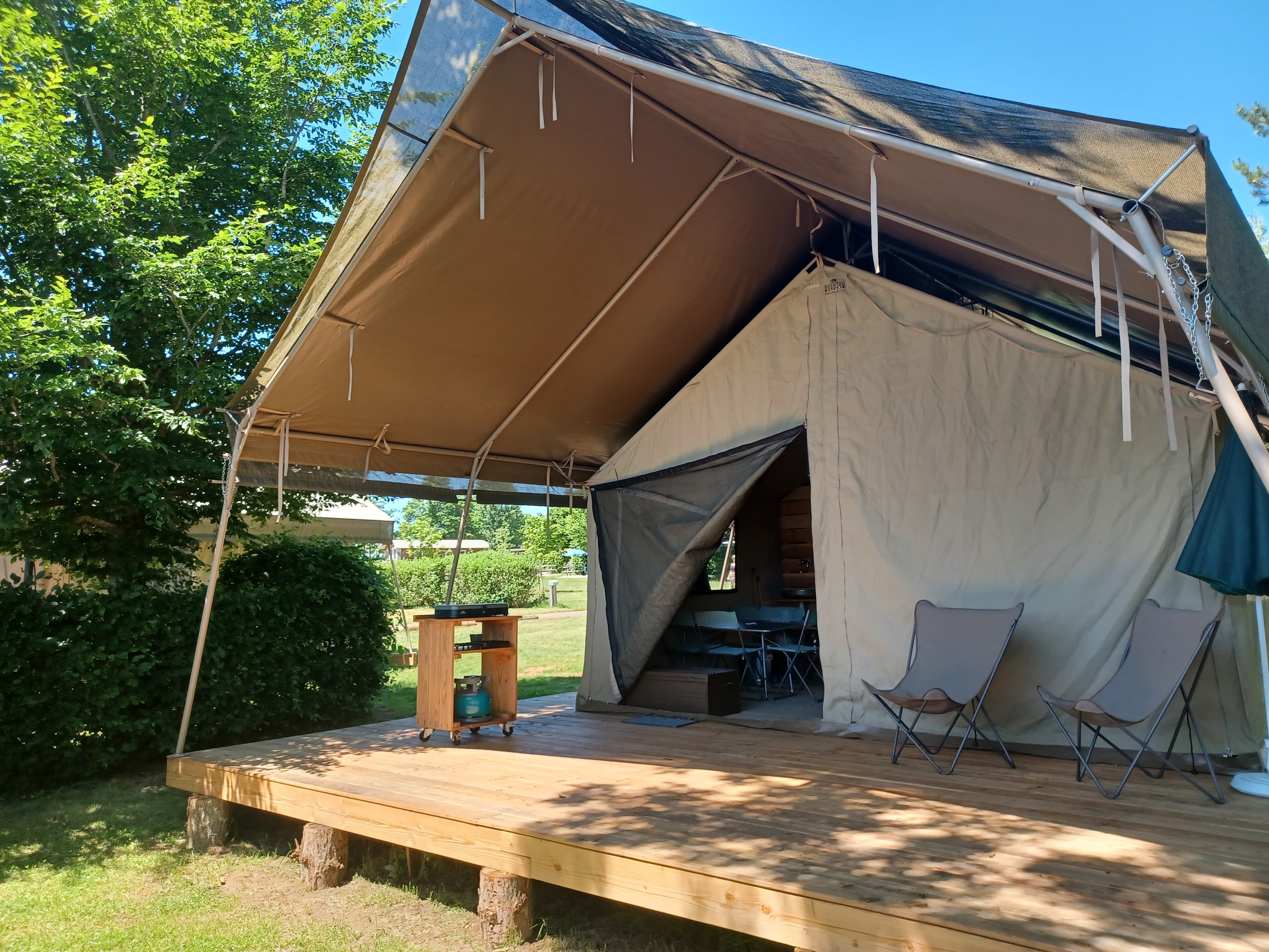CAMPING HUTTOPIA ÉTANG DE FOUCHÉ